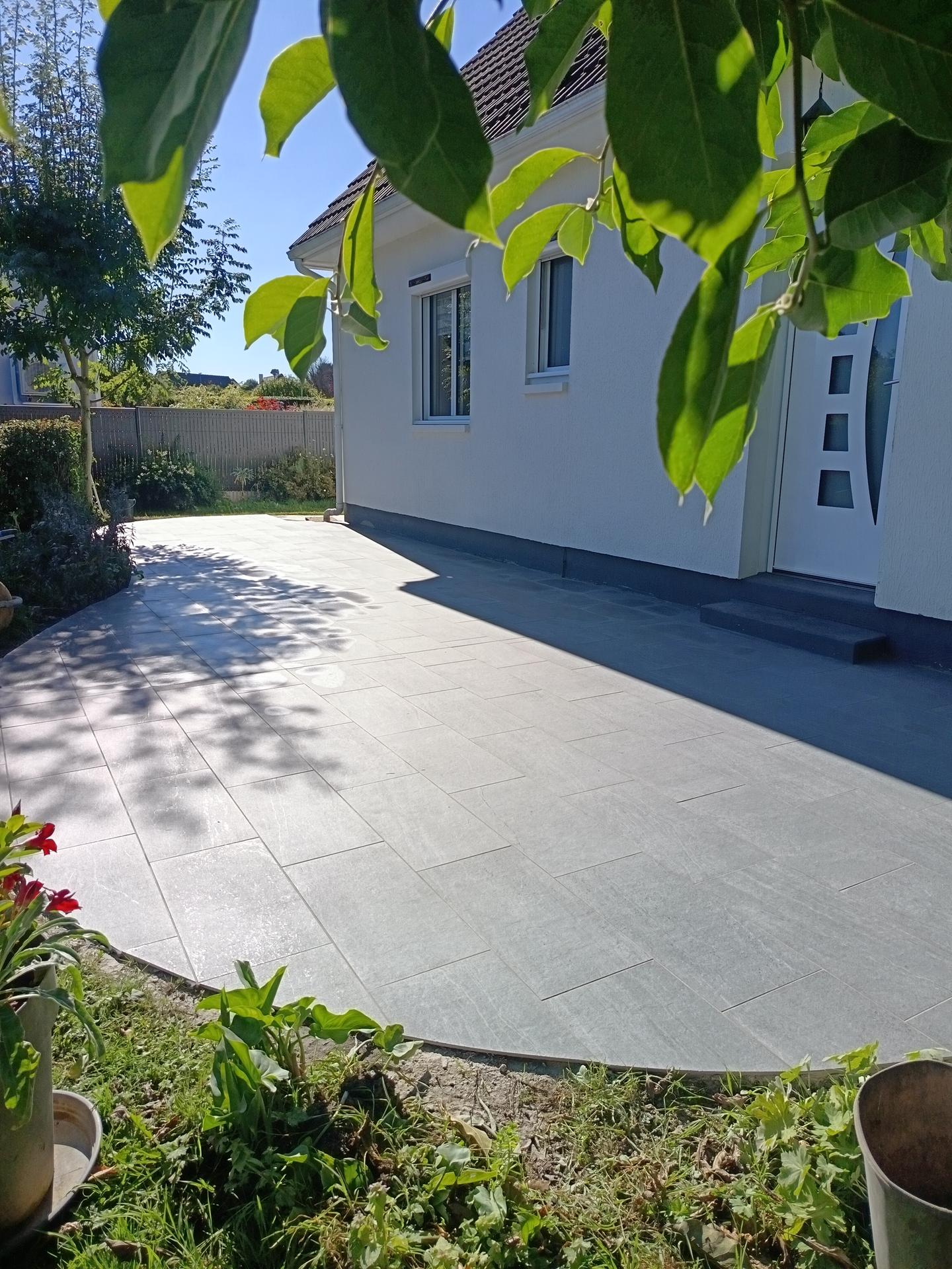 Cheminement extérieur en carrelage gris anthracite