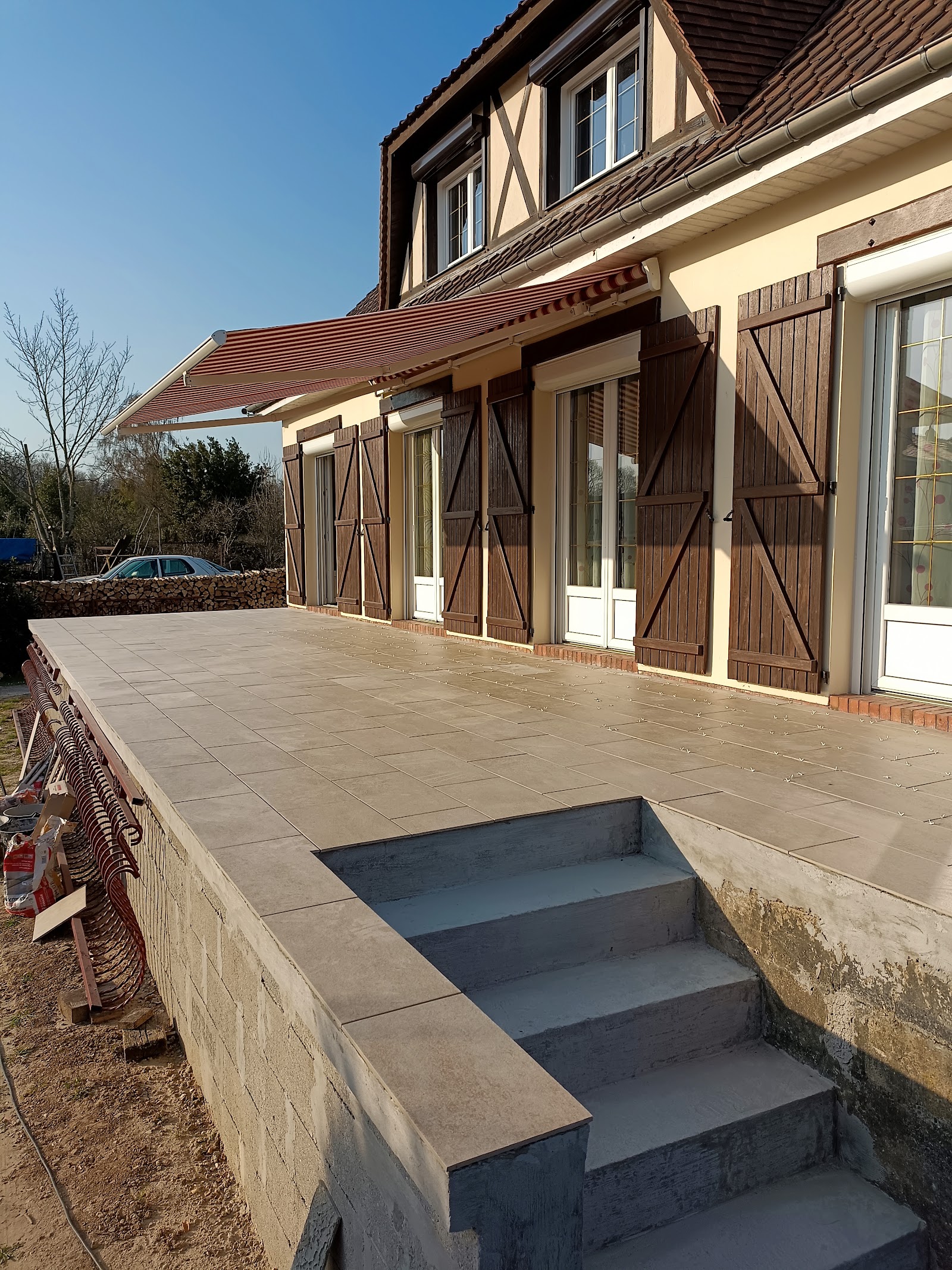 Construction d'une terrasse surélevée avec escalier intégré
