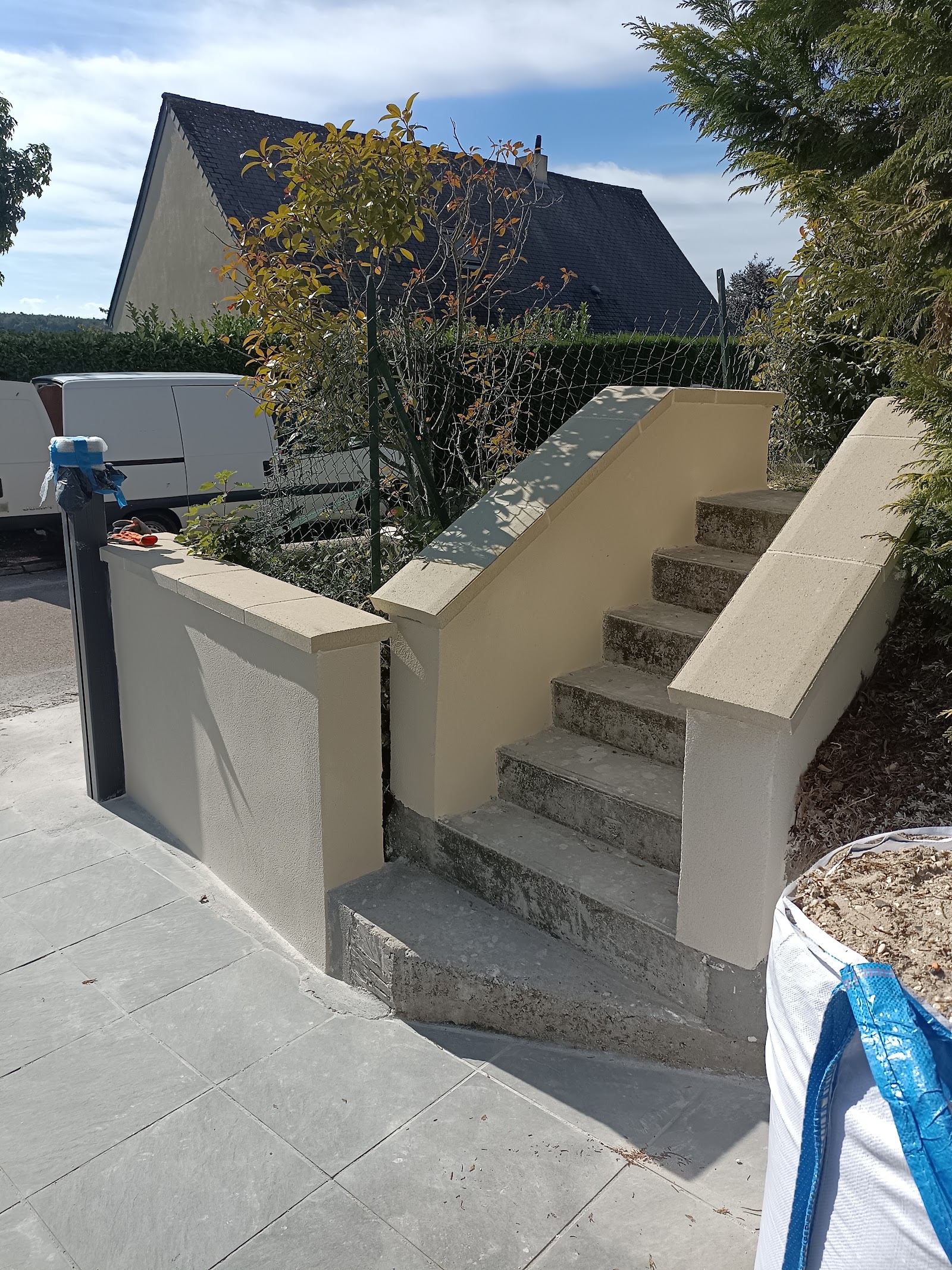 Pose de carrelage au sol dans une cuisine en rénovation